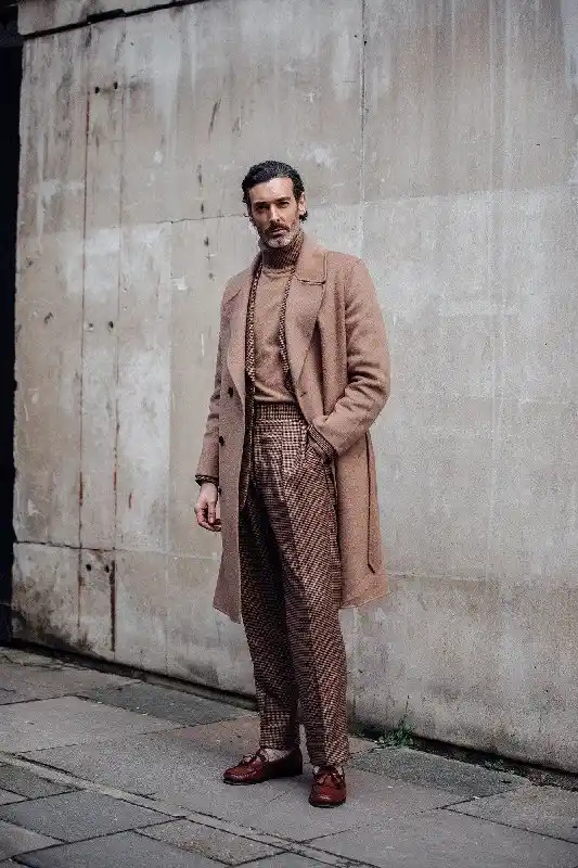 Autumn and winter retro high intelligence old money style men's outfit, brown woolen coat layered